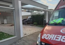 Carro atravessa muro em Fraiburgo deixando homem ferido