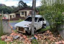 Veículo bate em poste e derruba muro em Caçador
