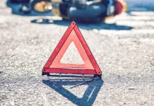 Colisão moto e poste deixa homem ferido em Pinheiro Preto