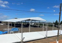 Montagem das estruturas da Expo Caçador em ritmo acelerado
