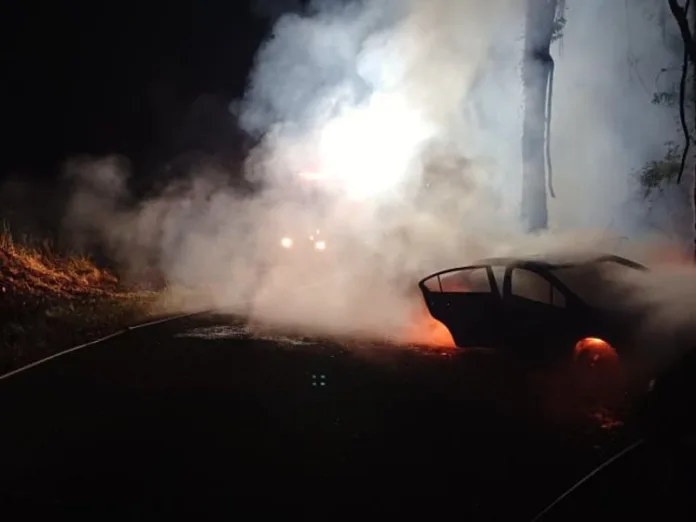 Incêndio consome veículo em Rio das Antas