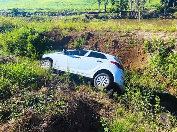 Veículo tomba na SC-350 em Caçador