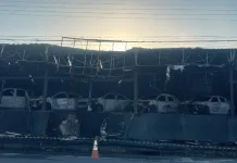 Incêndio destrói 70 carros em loja de veículos