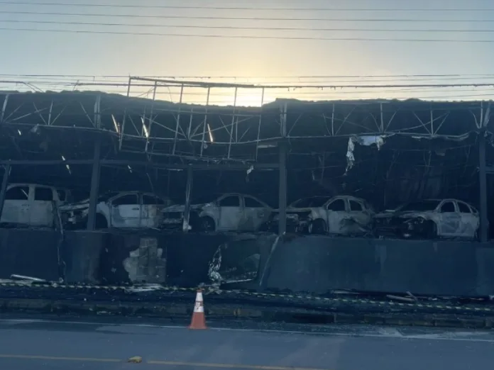 Incêndio destrói 70 carros em loja de veículos