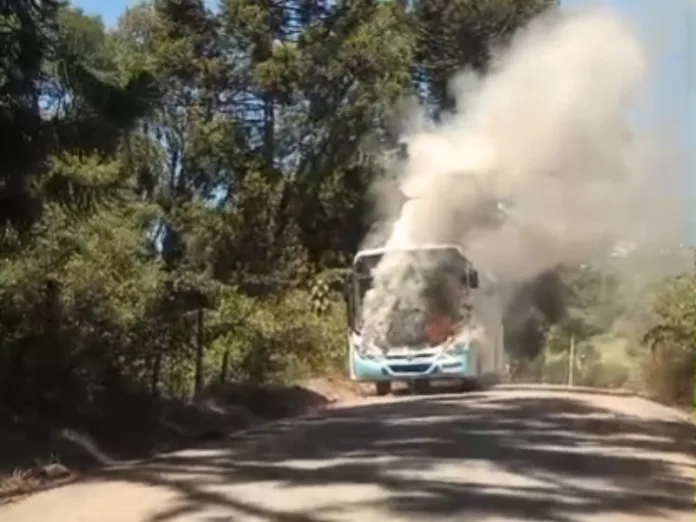 Ônibus pega fogo no Amarante e caminhão cai no São Cristóvão