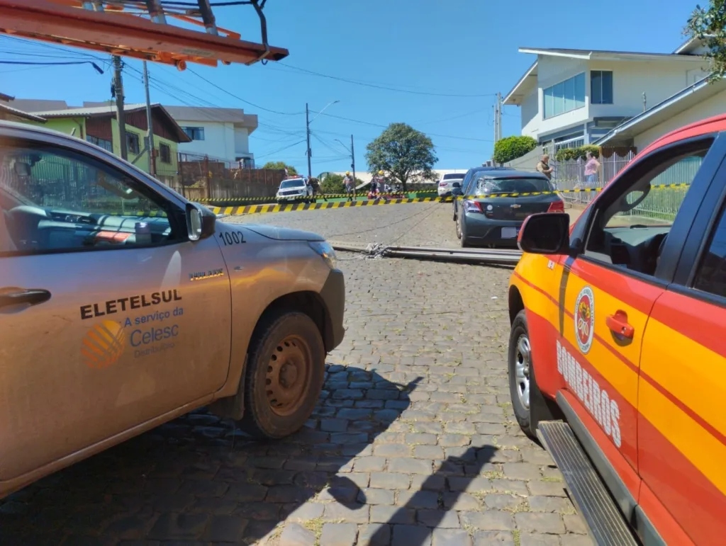 Queda de poste energizado em Curitibanos