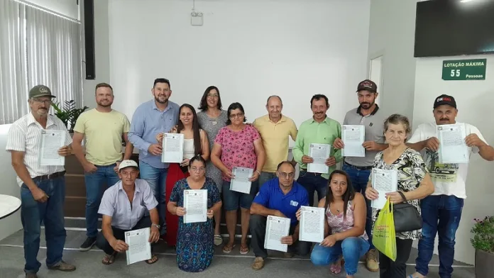 Famílias de Macieira recebem as matrículas de seus imóveis