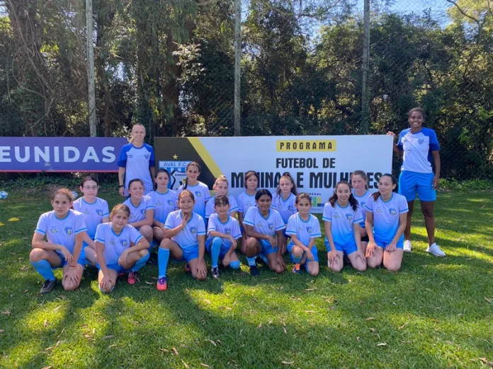 Projeto “Futebol para Meninas e Mulheres” recebe uniformes do Avaí Kindermann