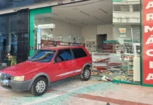Homem descobre traição e invade farmácia com carro