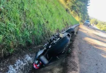 Moticiclista fica gravemente ferido ao colidir em caminhão