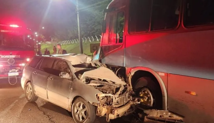 Motorista morre após colisão entre carro e ônibus em Capinzal