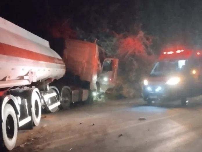 Acidente deixa motorista de caminhão ferido em Lebon Régis