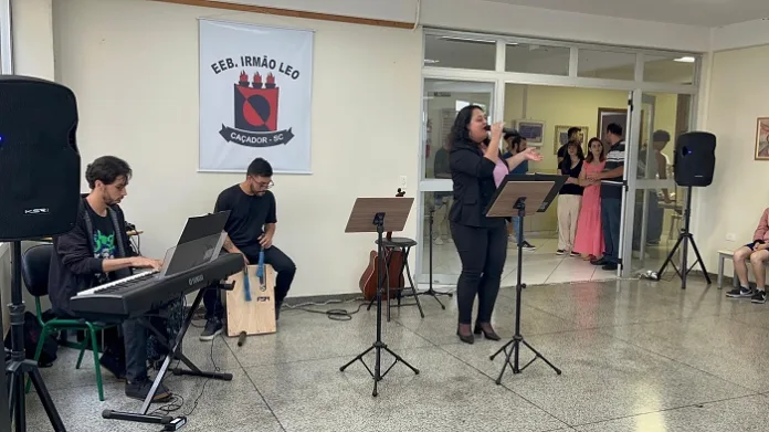 Amimu realiza apresentação musical no Dia da Família na Escola em Caçador