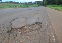 Buracos na pista causam danos em três veículos na SC-135