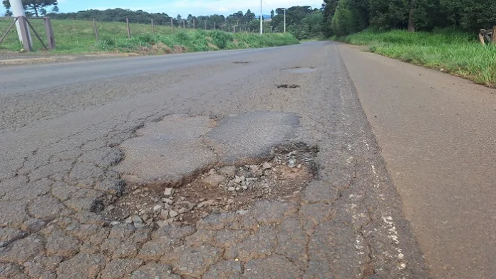 Buracos na pista causam danos em três veículos na SC-135