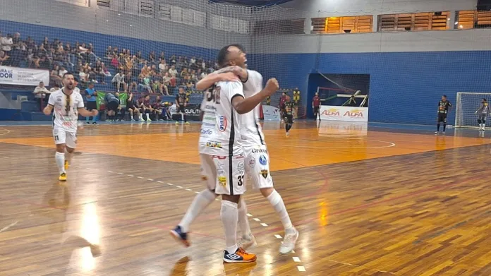 Caçador Futsal vence e se aproxima dos líderes no Estadual