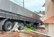 Caminhão desgovernado atinge residência em Videira