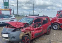 Carro e caminhão colidem na SC-350 em Caçador