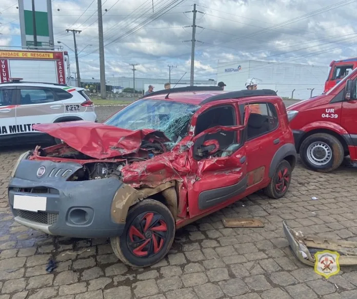 Carro e caminhão colidem na SC-350 em Caçador