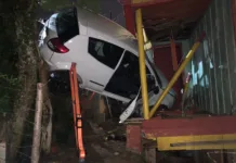 Veículo sai da pista e invade varanda de residência em Caçador