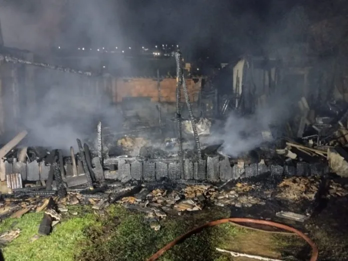 Corpo de Bombeiros combate incêndio em Fraiburgo