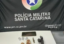 Drogas e arma de fogo são interceptadas pela Polícia Militar em Caçador