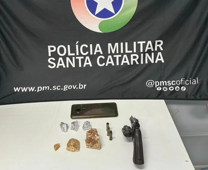Drogas e arma de fogo são interceptadas pela Polícia Militar