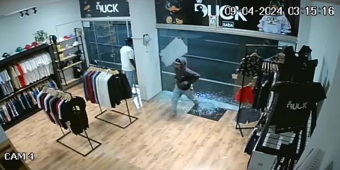 Homem quebra porta de vidro para furtar loja em Videira