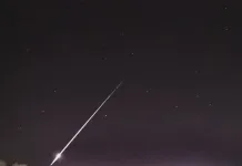 Imagens flagram momento que estrela cadente ilumina céu de SC