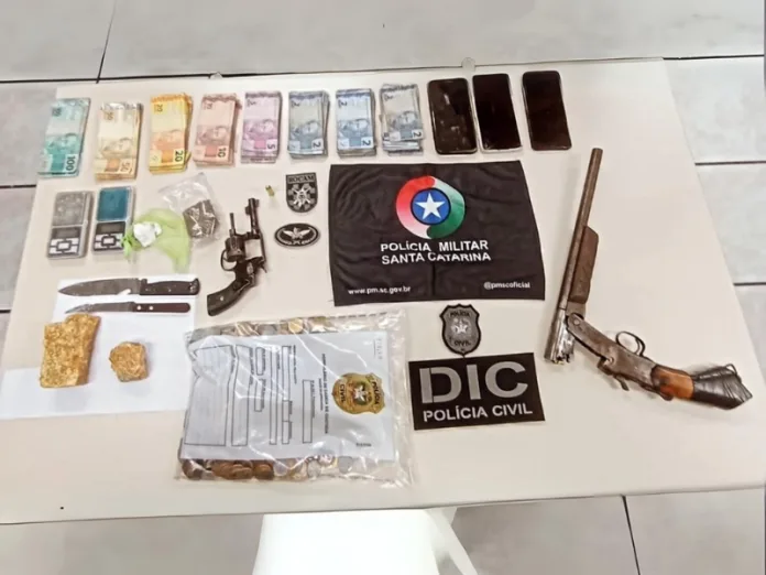 Operação policial apreende drogas, armas e dinheiro em Videira