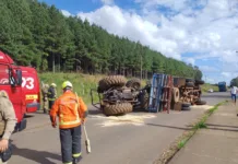 Trator cai de caminhão e atinge ônibus em Caçador