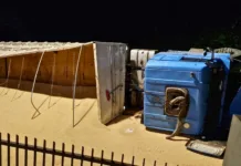 Caminhão tomba e espalha carga no Contorno Sul de Videira
