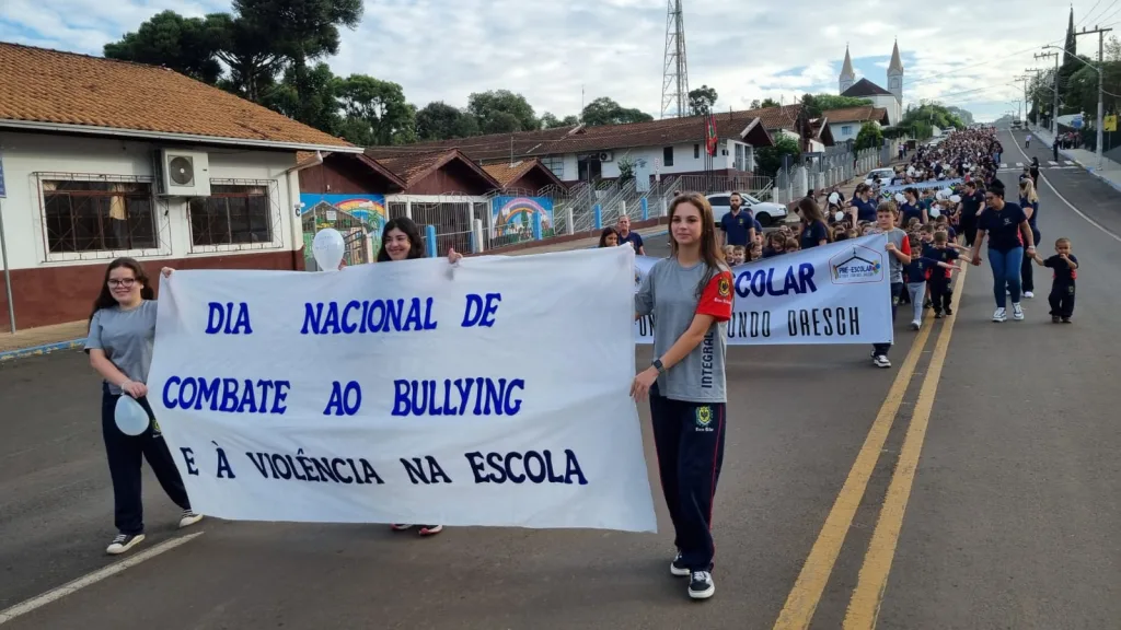 Estudantes fazem movimento pedindo paz nas escolas