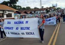 Estudantes fazem movimento pedindo paz nas escolas