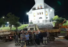 Prefeitura de Caçador faz limpeza imediata das ruas após procissão