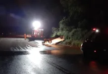 Veículo capota em trecho sem asfalto na SC-135