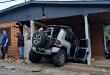 Veículo atinge residência após ‘voar’ em Herval D’Oeste