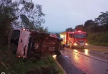 Morre idosa que ficou ferida após van da saúde tombar na SC-135