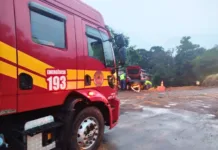 Condutor é resgatado após saída de pista em Pinheiro Preto