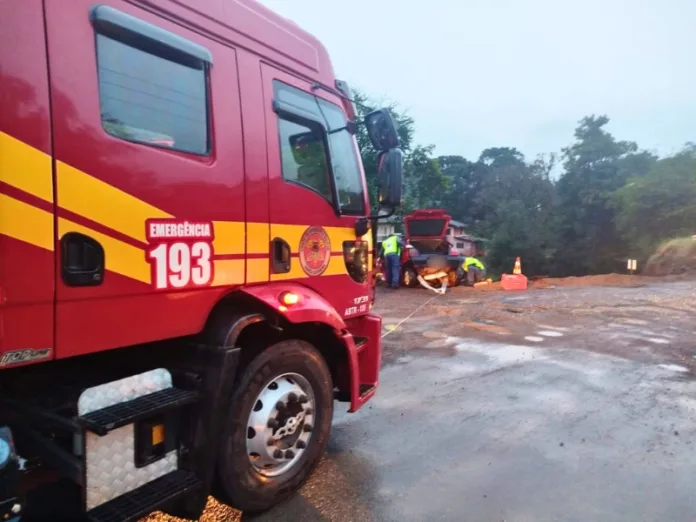 Condutor é resgatado após saída de pista em Pinheiro Preto
