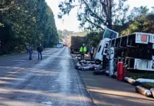 Caminhão tomba causando vazamento de produtos perigosos