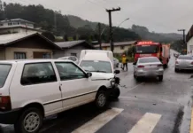 Colisão de três veículos mobiliza Corpo de Bombeiros