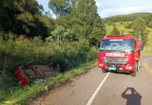 Motorista é arremessado do carro durante capotamento