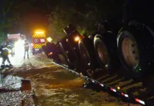 Carreta capota próximo à curva do Bambim em Salto Veloso