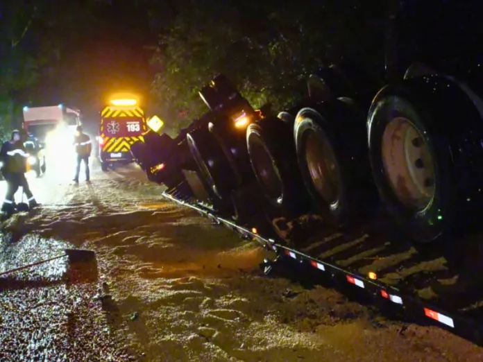 Carreta capota próximo à curva do Bambim em Salto Veloso