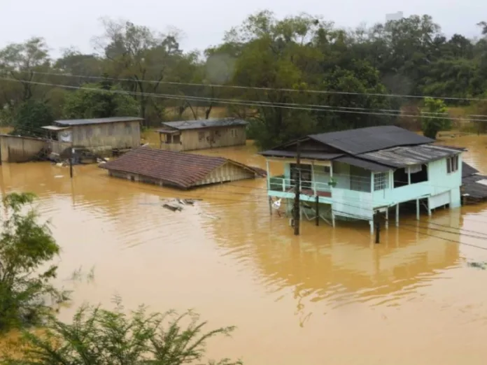 Chuvas em SC deixam 700 desabrigados e cidades em emergência