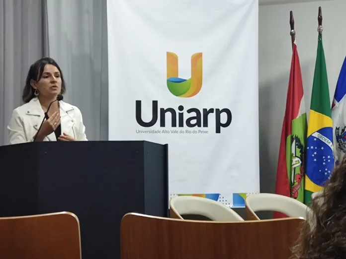 Doutoranda da Colômbia realiza intercâmbio na UNIARP