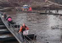 Batalhão de SC constrói nova ponte flutuante no RS