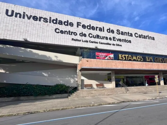 Professores da UFSC encerram greve nesta sexta-feira (24)