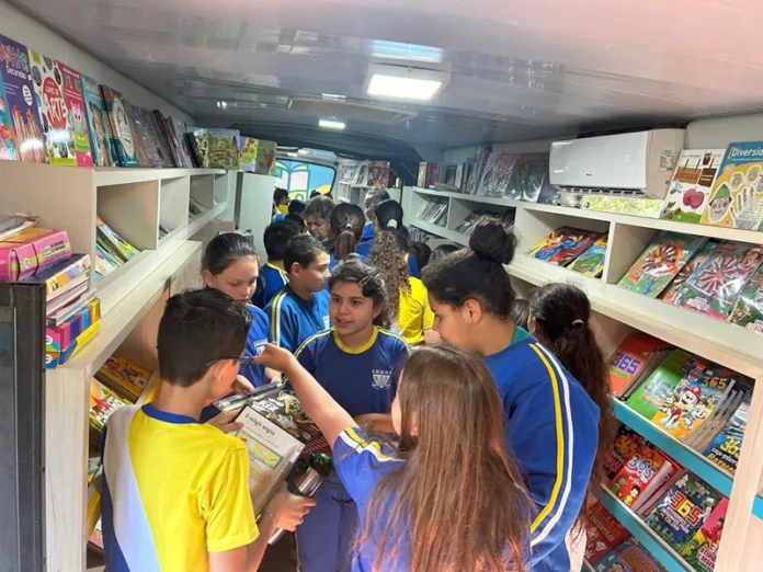 Feira do Livro e Ônibus do Saber incentivam a leitura em Macieira